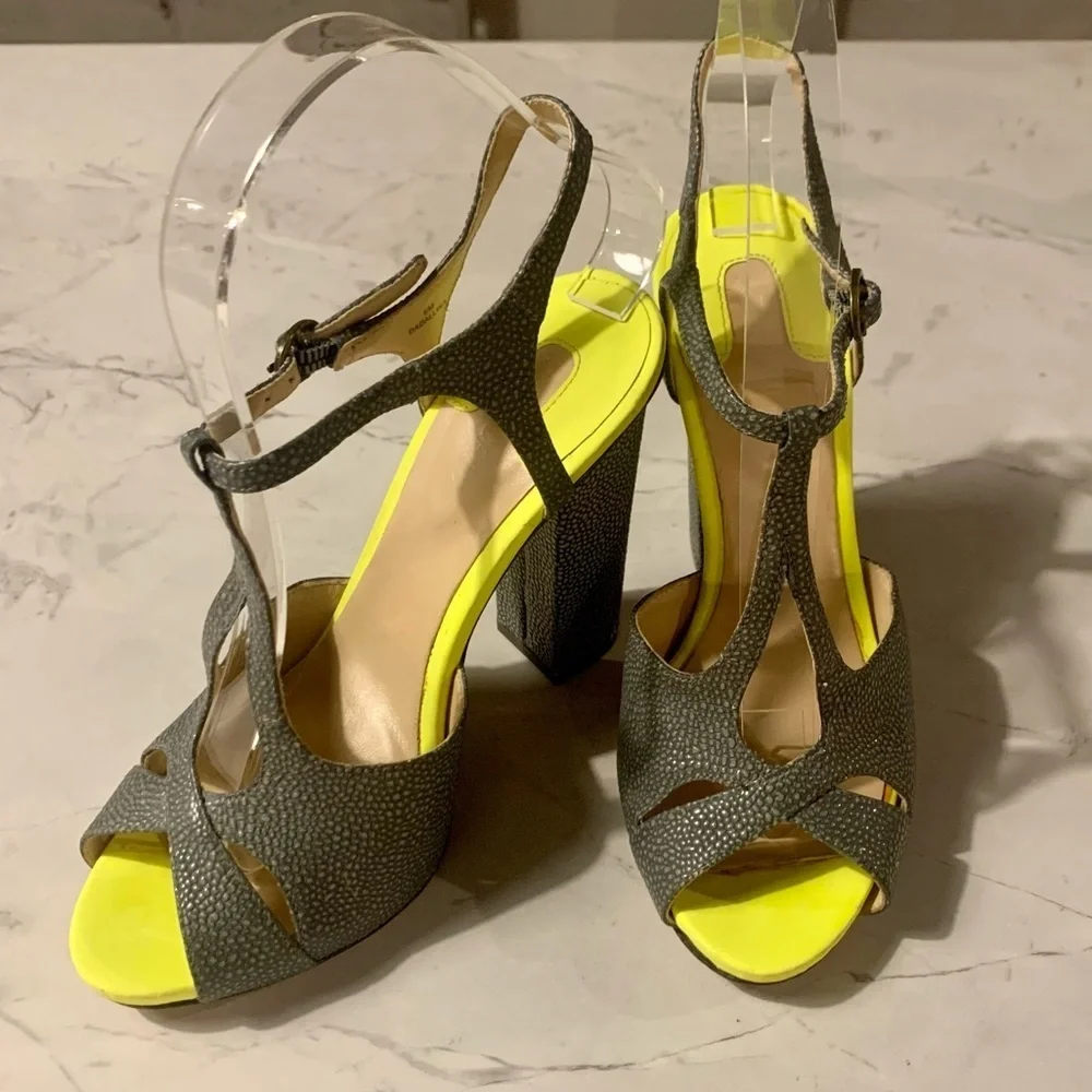 Joan & David Dadallina Gray Yellow Textured Leather T-Strap Peep Toe Sandal Sz 6